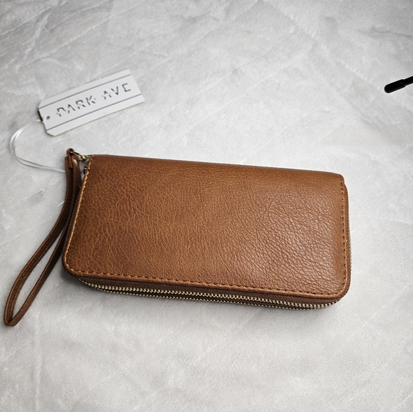 Rebecca & Rifka Saffiano Medallion Zip Around Wallet Women's Tan NWT - Picture 6 of 7